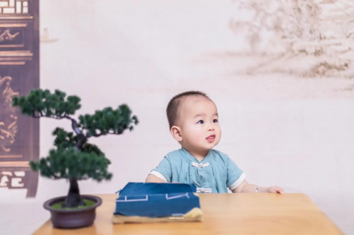 松原怀孕肚子中间凹两边凸